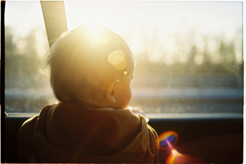 Protisluneční folie na skla automobilů – Jaké výhody mají a kam je můžete umístit, aby vás nepokutovali?